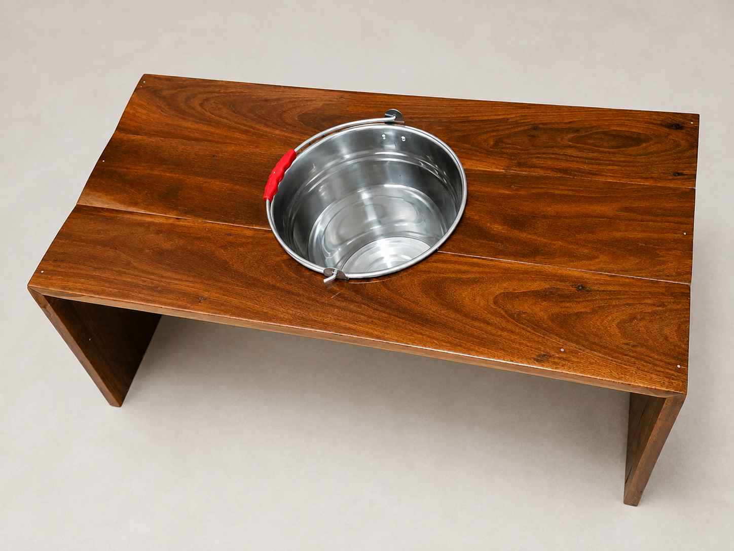 Mesa de centro com recipiente integrado